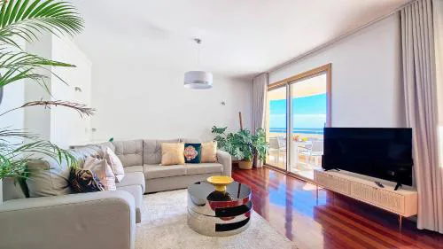 Glorious Apartment by LovelyStay