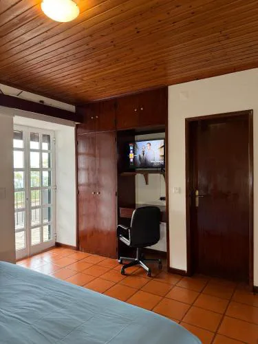 Habitación con estacionamiento y baño privado