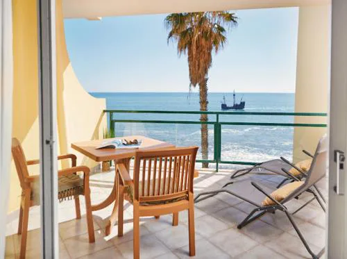 Lovely apartment with pool and sea view