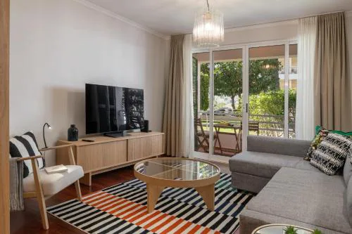 White House I Apartment with Garden View