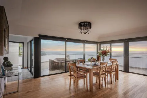 Beachfront Penthouse with Panoramic Ocean-View Terrace VIP Baia