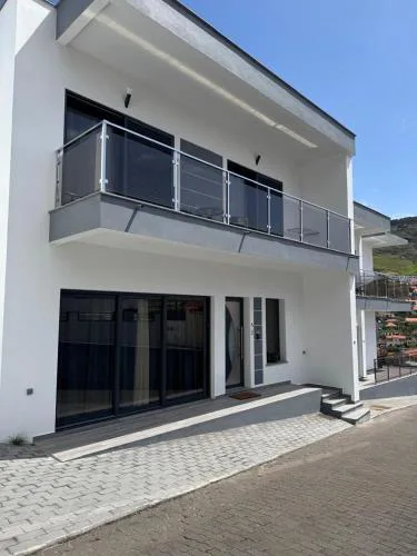 Beautiful Modern Townhouse with Parking Included