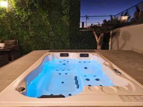 Sunset Avenue for couple w/ jacuzzi spa hot water