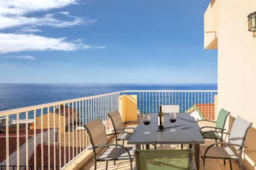 villa com piscina entre o mar e as montanhas