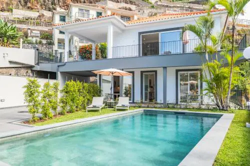 Modern Apartment Steps From Beach
