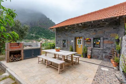 The Yellow Cottage Nature House São Vicente Madeira Island