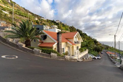 Vanda House com 2 Quartos Vista Mar e montanha no centro da Ilha
