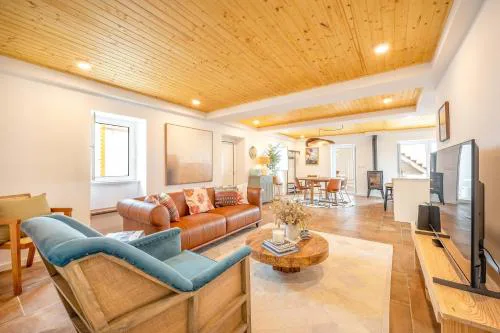 Vila Amorim - Stylish 4BR Home with Jacuzzi