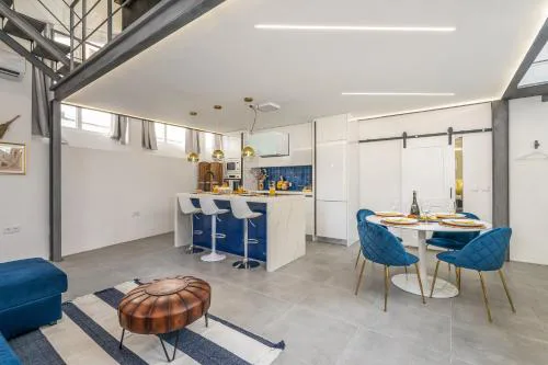 Host Wise - Elegant Loft with Historic Charm & Terrace