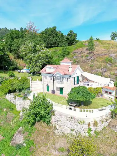 Casa dos Plátanos near the center of Amarante, Golf Course and Water Park.