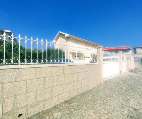 Casa com jardim privado e estacionamento no interior