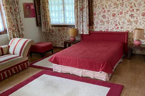 Cottage Sleeps 12 with Pool and Parking