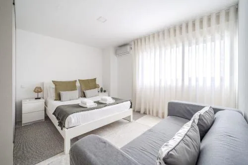 Central Lodge Flat by House and People