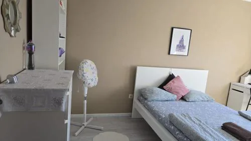Quarto familiar com cama de casal apenas para casais e raparigas Não há homens solteiro Family room with double bed for couples and girls only No individual men allows with private washroom but in hall way