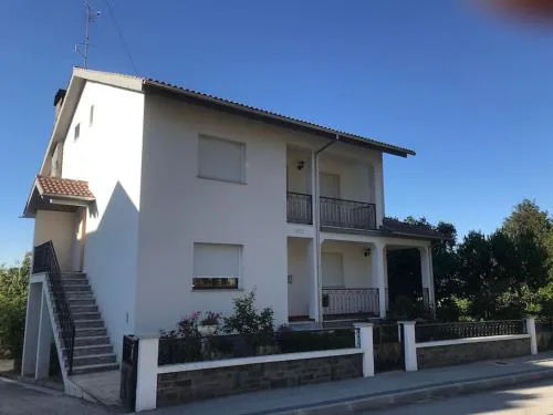 Duplex em casa inteiro. 4 quartos. Bem localizada.