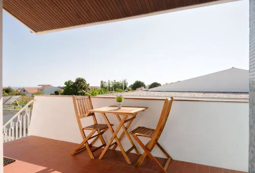 KING SIZE Bed with Air Conditioning near the BEACH & FREE Street Parking