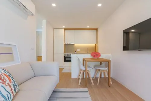 D'AUSE - New Modern Apt - 150m to Beach & Center