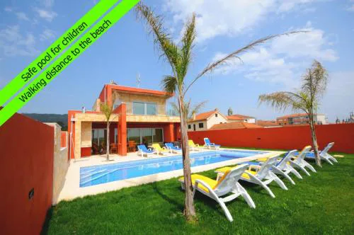 Superb Esposende Villa 5 Bedrooms Villa Agobar Tennis Court