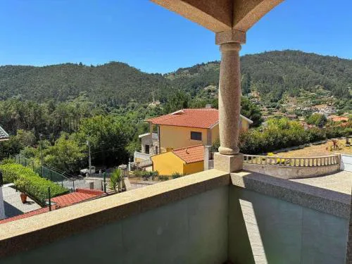 Spacious Apartment with Jacuzzi in Freixo de Baixo