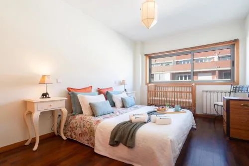 Host Wise - Homely Large Flat - Balcony