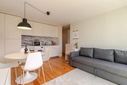 HostWise – Modern & Cozy Flat | Near the Beach