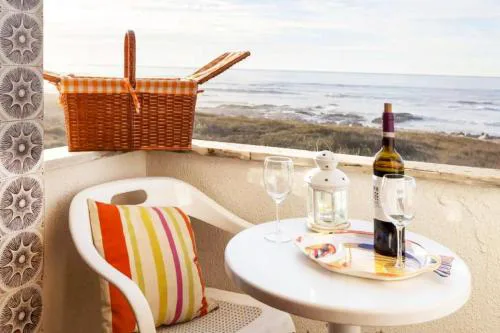 Charming house with balcony and sea view in Moledo