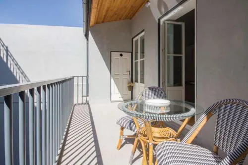 157 Flores Apartment