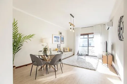 2BR Flat in Bonfim w/ AC & Balcony by LovelyStay