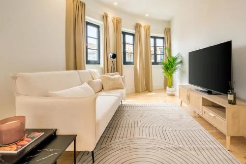Art Deco 32 Luxury 2BR Apartment Downtown Metro AC