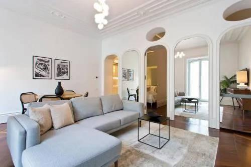 Boutique Rentals- THE CLéRiGoS Apt w/ patio