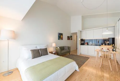 Bright Downtown Apartment