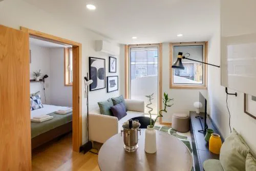 Camoes Apartment with AC near Metro