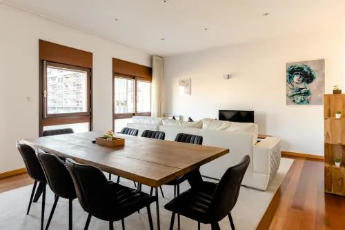 Central Porto 4BR apartment in Porto City center 2MIN METRO and WALK Aliados