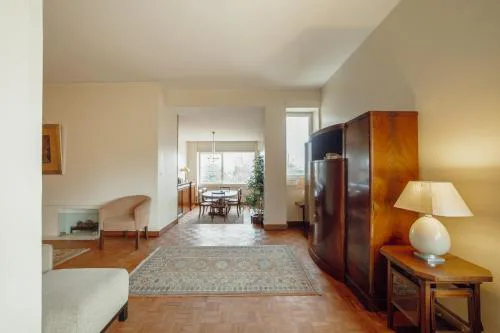 Grand Botanic Garden Apartment by Vacationy