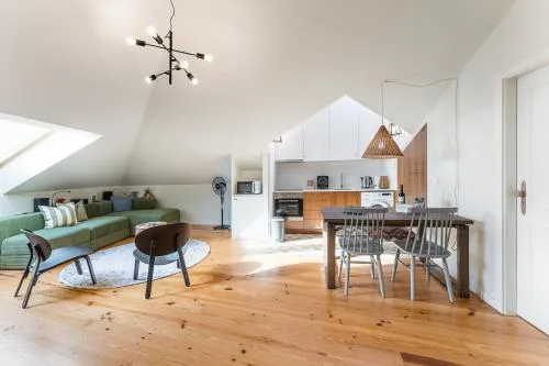 GuestReady - Spacious and modern Apt W/ Skylight