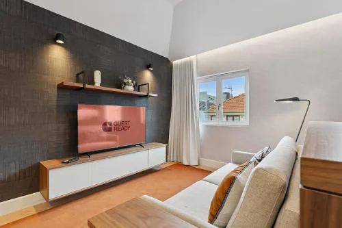 GuestReady - Stylish base steps from attractions