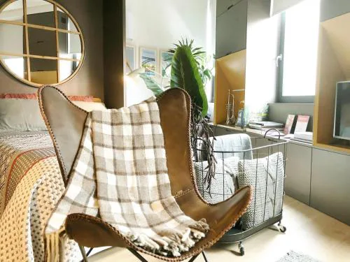 HOMEinTOWN Camões - Modern and Quiet Central Studio - AC & Fast WiFi Near Trindade Metro Station