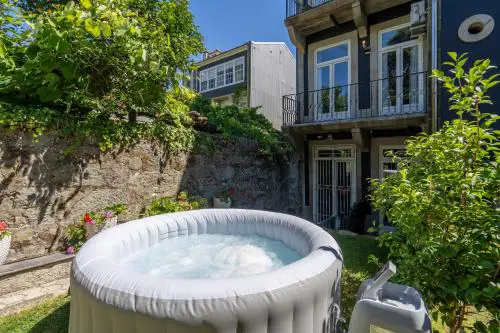 Host Wise - Homely Noble Flats - Garden & Jacuzzi