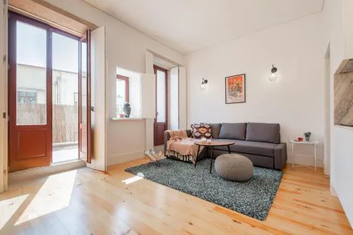 Host Wise - Sunny Downtown Apartment