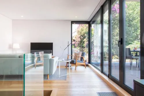 LovelyStay - Primrose 2BR Flat with Free Parking, AC and Balcony