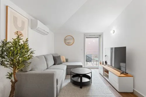 Modern 1BR Apartment - Brand New Bonjardim I