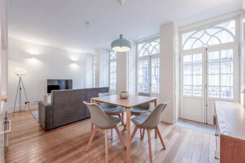 Modern Flat With Balcony on Rua das Flores - 1st