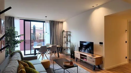 New Cozy oasis in the center Terrace and Garage