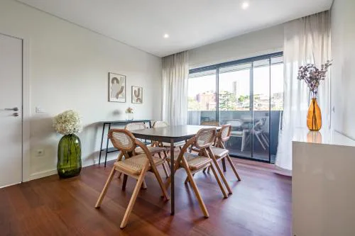 Nomad's Lux - 2bdr & Parking Flores Square Porto