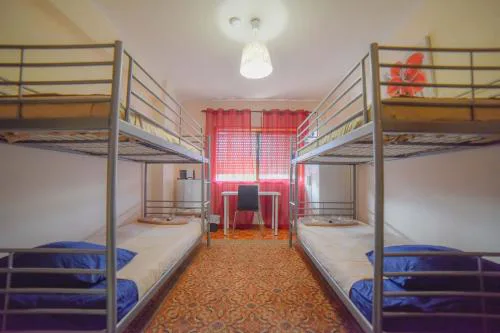 Quarto com 4 camas (Beliches+ 1 Sofá-cama)