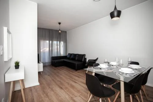 Quiet 3BR Flat - City Center - Warm and Bright - Remote Work