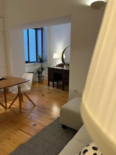 Quiet, bright apt near Bolhão
