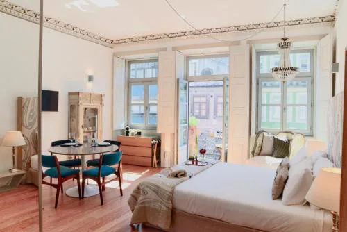 Studio Palazzo, Antique Charm with Romantic Balcony and AC