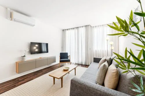 Urban Retreat with Balcony, Bright and Central Porto
