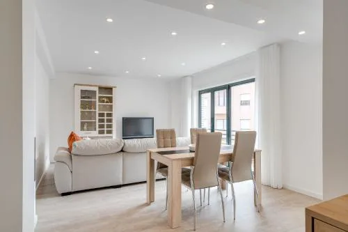 Host Wise - Bright Seaside Flat